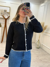 Cargar imagen en el visor de la galería, NAYARA - Sueter negro con detalles blancos
