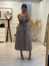 Cargar imagen en el visor de la galería, MEGARA - Set blusa y falda rayas blanco con café