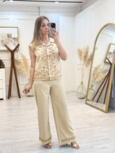 Cargar imagen en el visor de la galería, BLOSSOM - Set blusa y pantalón camel