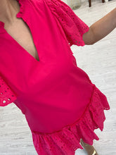 Cargar imagen en el visor de la galería, CIRCE – Vestido corto rosa con bordado calado