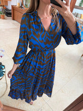 Cargar imagen en el visor de la galería, ESPERANZA - Maxi vestido estampado azul con café