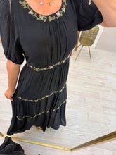 Cargar imagen en el visor de la galería, AFRICA - Maxi vestido negro bordado flores