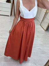 Cargar imagen en el visor de la galería, BEATRICE - Maxi vestido blanco con ladrillo