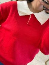 Cargar imagen en el visor de la galería, OCÍRROE  – Suéter rojo con cuello beige