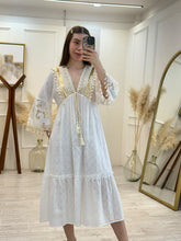 Cargar imagen en el visor de la galería, FARINA - Vestido midi blanco detalles beige