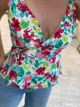 Cargar imagen en el visor de la galería, TULIPAN  – Blusa cruzada de tirantes con flores