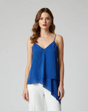 Cargar imagen en el visor de la galería, ISSA - blusa azul rey de tirantes delgados con escote en "V" y un diseño fluido de doble capa asimétrica en el ruedo.
