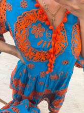 Cargar imagen en el visor de la galería, FREYA - Vestido corto boho naranja con azul