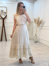 Cargar imagen en el visor de la galería, LARISSA - Set blusa y falda avena