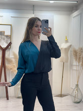 Cargar imagen en el visor de la galería, LORENZA – Body satinado bicolor negro y petróleo de manga larga
