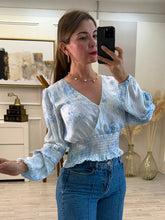 Cargar imagen en el visor de la galería, KELLY - Blusa blanca con azul