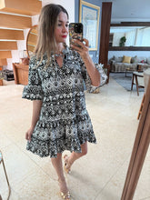 Cargar imagen en el visor de la galería, MAEVA - Vestido corto estampado blanco y negro