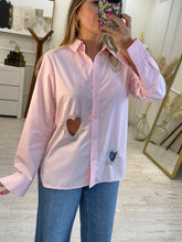 Cargar imagen en el visor de la galería, GINA - Camisa rosa claro corazones