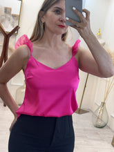 Cargar imagen en el visor de la galería, CARMEN – Blusa fucsia satinada con tirantes de olán