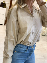 Cargar imagen en el visor de la galería, BEATRIZ – Camisa beige de algodón con botones
