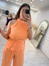 Cargar imagen en el visor de la galería, AURA – Set naranja plisado de top halter y pantalón
