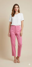 Cargar imagen en el visor de la galería, MARIEL - pantalón en tono rosa con costuras visibles, bolsillos planos y cierre frontal de múltiples botones.