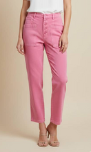 Cargar imagen en el visor de la galería, MARIEL - pantalón en tono rosa con costuras visibles, bolsillos planos y cierre frontal de múltiples botones.