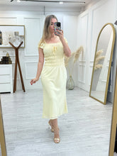 Cargar imagen en el visor de la galería, BENEDICTA - Vestido midi amarillo claro