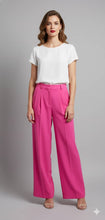 Cargar imagen en el visor de la galería, MIKA - pantalón de silueta fluida en color fucsia intenso con pliegues definidos en la cintura.