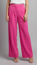 Cargar imagen en el visor de la galería, MIKA - pantalón de silueta fluida en color fucsia intenso con pliegues definidos en la cintura.