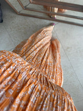 Cargar imagen en el visor de la galería, BEATRIZ - Maxi Vestido "Orange Blossom" con Escote Halter