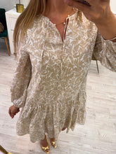 Cargar imagen en el visor de la galería, DANIELA - Vestido corto estampado beige hojas