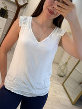 Cargar imagen en el visor de la galería, STELLA - Blusa blanca