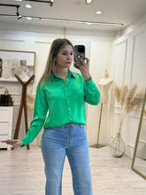 Cargar imagen en el visor de la galería, ESMERALDA – Blusa camisera verde satinada
