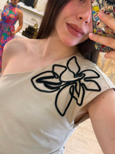 Cargar imagen en el visor de la galería, JUNIPER - Maxi vestido avena asimétrico