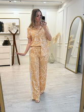Cargar imagen en el visor de la galería, AZRA - Set pantalon y blusa khaki estampado