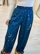Cargar imagen en el visor de la galería, LORIEN - Pantalon azul petróleo estampado