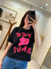 Cargar imagen en el visor de la galería, BLAIR - Playera negra estampado vaquero