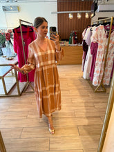 Cargar imagen en el visor de la galería, AUBREY - Maxi vestido café