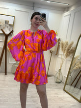Cargar imagen en el visor de la galería, BRISEIDA – Vestido corto fucsia con flores naranjas manga larga