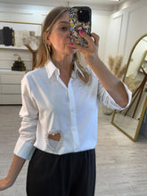 Cargar imagen en el visor de la galería, JOCELYN - Camisa blanca corazones