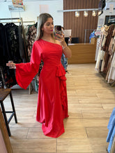 Cargar imagen en el visor de la galería, SELENE - Maxi vestido rojo asimétrico