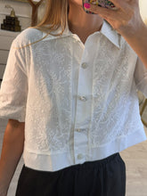 Cargar imagen en el visor de la galería, SABRINA - Camisa blanca manga corta
