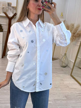 Cargar imagen en el visor de la galería, LIV - Camisa blanca apliques