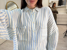Cargar imagen en el visor de la galería, TIQUE – Camisa de rayas azul oversize