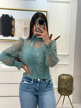Cargar imagen en el visor de la galería, HEIDI - Blusa verde manga larga