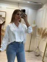 Cargar imagen en el visor de la galería, BLANCA – Blusa blanca de manga larga con escote en V