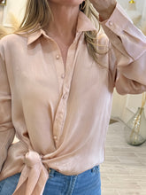 Cargar imagen en el visor de la galería, ROSA – Camisa satinada rosa palo con nudo al frente