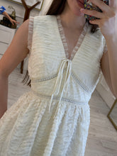 Cargar imagen en el visor de la galería, SASKIA - Maxi vestido hueso sin mangas