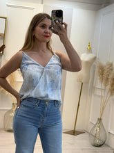 Cargar imagen en el visor de la galería, SELVA – Blusa cruzada de tirantes con estampado de piel azul