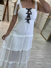 Cargar imagen en el visor de la galería, BELY - Maxi vestido blanco moñitos negros