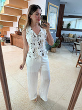 Cargar imagen en el visor de la galería, CLEOPATRA - Set pantalon y chaleco blanco con toques cafés