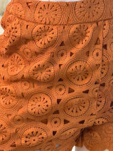 Cargar imagen en el visor de la galería, QUIMERA – Short terracota de encaje con orilla ondulada