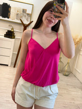 Cargar imagen en el visor de la galería, CECILE - Blusa fucsia tirantes
