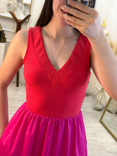 Cargar imagen en el visor de la galería, CIRSE - Maxi vestido rojo con fucsia